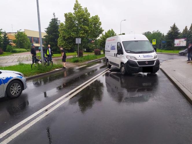 Poważny wypadek na ul. Czaplinieckiej w Bełchatowie. Rowerzysta wjechał wprost pod nadjeżdżającego busa
