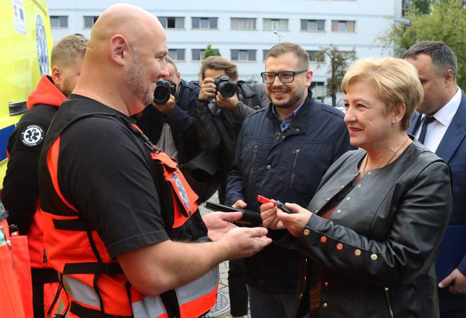 10 specjalistycznych karetek dla Warszawy!