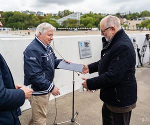 Tablica upamiętniająca Bohdana Sienkiewicza na Alei Żeglarzy w Gdyni