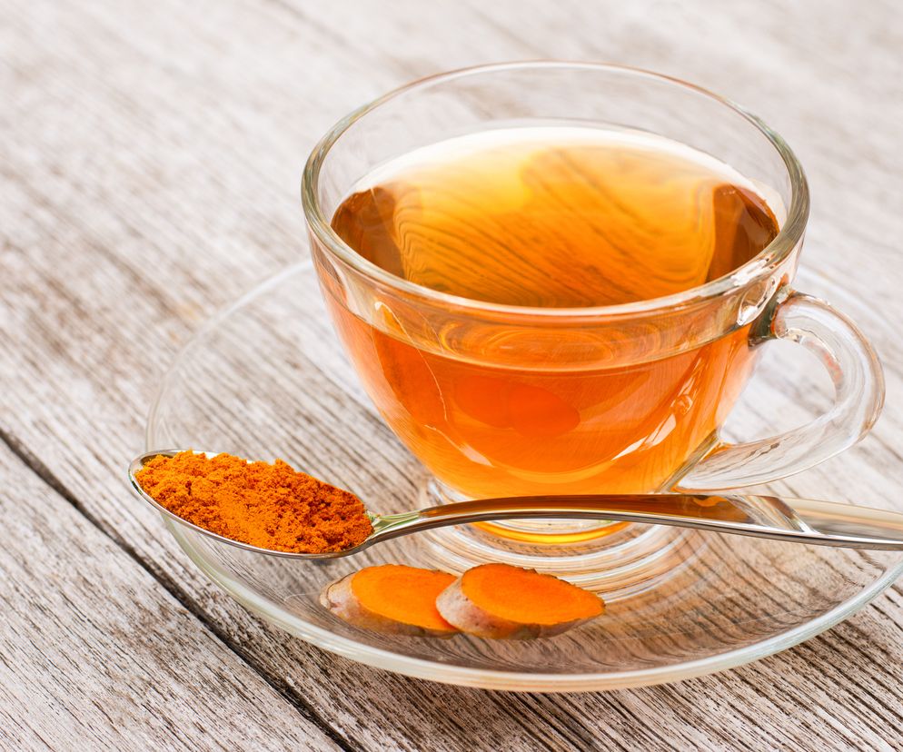 Woda z kurkumą – jakie ma właściwości? Czy w ogóle warto ją pić?