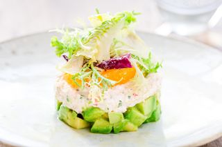 Zapomnij o sałatce gyros. Zamiast tego przygotuj pyszną sałatkę warstwową z krewetkami