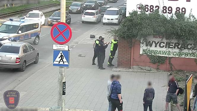 Pijany biegał po ulicy w centrum Łodzi i kopał przejeżdżające samochody. Interweniowali strażnicy miejscy