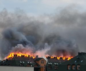 Pożar bloku mieszkalnego w Ząbkach 