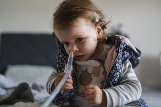 Zatkany nos u niemowlaka - mamy sposoby na usunięcie wydzieliny