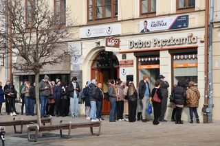 W centrum Lublina ustawiają się długie kolejki po pączki!