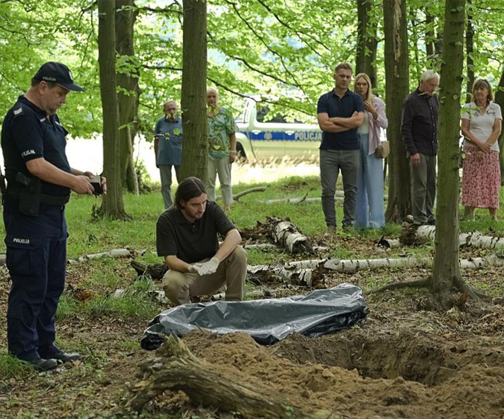 Pierwsza miłość, odcinek 3888: Kulas (Marcin Sztabiński), Aniela (Maja Wachowska)