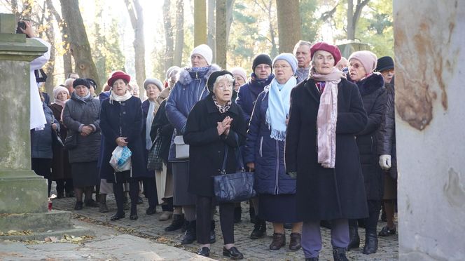 1 listopada na cmentarzu przy ul. Lipowej w Lublinie. Mieszkańcy odwiedzają groby swoich bliskich