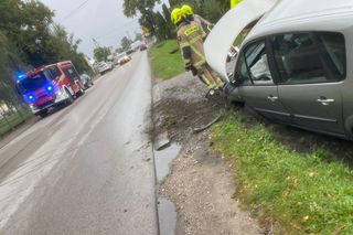 Samochód w rowie, kolizja na DK2