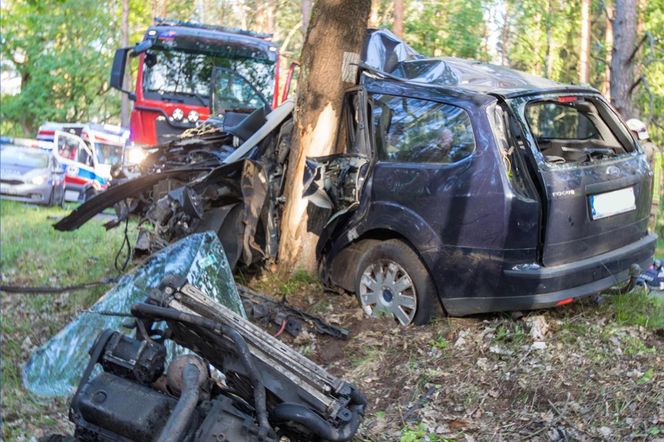 Śmiertelny wypadek pod Piłą. 20-latek z pasażerami huknęli w drzewo [ZDJĘCIA].