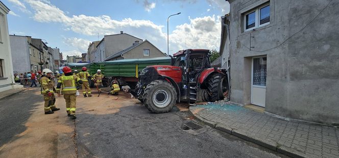 Traktor uderzył w auto i wjechał w budynki! Groźny wypadek pod Grudziądzem [ZDJĘCIA]