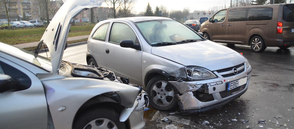 Wypadek na skrzyżowaniu Staszica i Okrzei. Dwie osoby w szpitalu