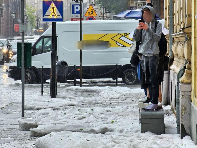 Nawałnica nad Gnieznem. Miasto zalały strumienie wody po ulewie i gradobiciu [ZDJĘCIA].