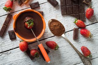 Truskawki maczane w czekoladzie - prosty przepis na Walentynki