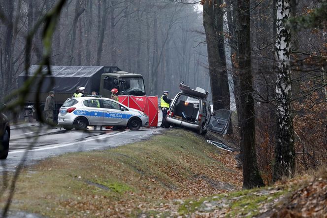 Wypadek ciężarówki z żołnierzami pod Warszawą. Jedna osoba nie żyje, pięć w szpitalu