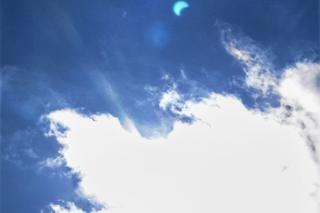 Niesamowity widok! Częściowe zaćmienie słońca w Lublinie w obiektywie Czytelników