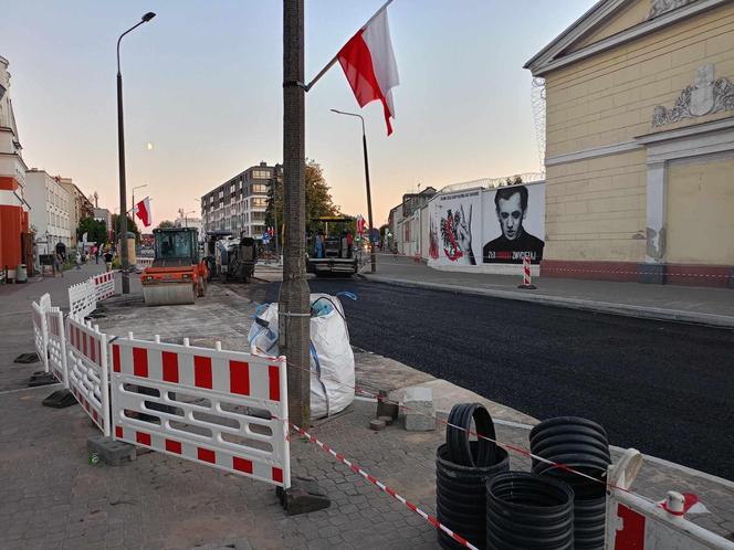 Na ul. Armii Krajowej powstaje już nowa nawierzchnia. Jej skrzyżowanie z ulicami Wojskową i Piłsudskiego zostanie zamknięte na kilka dni.