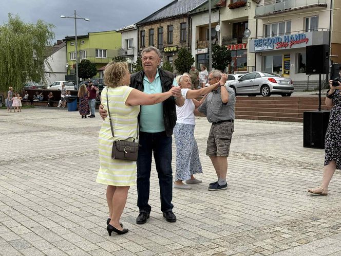 Starachowickie potańcówki na Rynku. Międzypokoleniowa zabawa pełna radości! Zobacz niezapomniane zdjęcia