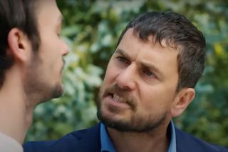 Porywacz Ragip znów zasadza się na Melis i Zeynep.