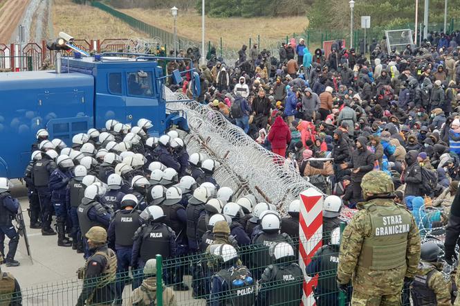 Tłumy migrantów gromadzą się przy przejściu granicznym w Kuźnicy [WIDEO, ZDJĘCIA]