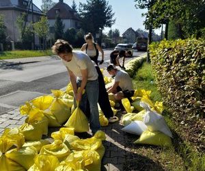 Wrocław walczy z wielką wodą. Rzeka wylewa na Stabłowicach, mieszkańcy układają worki z piaskiem 