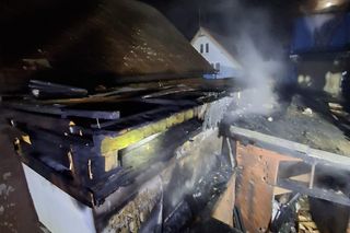 Nocny pożar na Sienkiewicza w Lesznie. Możliwe, że to było podpalenie [ZDJĘCIA]