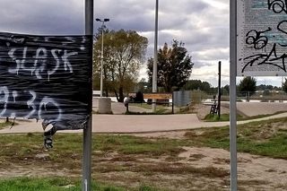 Zniszczone ławeczki i tablice – nad zalewem w Siedlcach doszło do aktów wandalizmu. Zostaną tam zainstalowane kamery miejskiego monitoringu