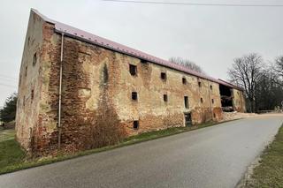 W Małopolsce zawalił się zabytkowy spichlerz. Gruzy leżą na drodze