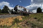 Tragiczny wypadek w Olszynach. Bus zderzył się z pociągiem