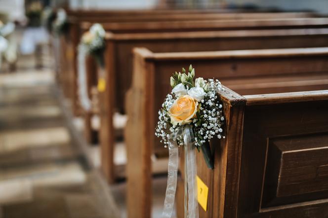 Kościelne ławki z dekoracją ślubną