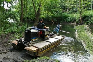 Koszenie dna rzeki Łyny. Utrudnienia dla kajakarzy i wędkarzy.