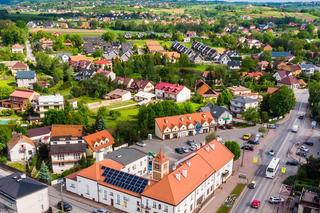 Największa wieś w Małopolsce leży w malowniczym miejscu. Ma więcej mieszkańców, niż niejedno miasto 