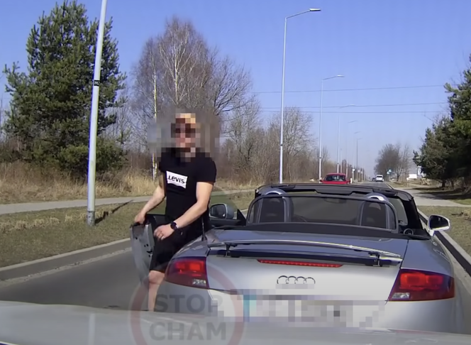 Pojadę za tobą i zobaczę, gdzie mieszkasz. Kierowcę Audi URAZIŁ klakson! [WIDEO]