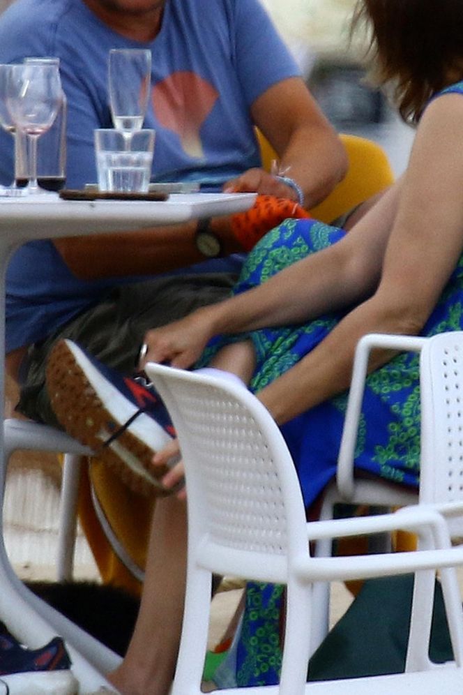 Renata Dancewicz kurzy na plaży