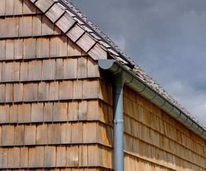Ile kosztuje czyszczenie rynien w 2025 roku? Porównanie cen w dużych i małych miejscowościach