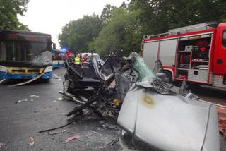 Koszmarny wypadek na DK88 w Zabrzu: Kierowca audi zderzył się z autobusem [WIDEO, ZDJĘCIA]