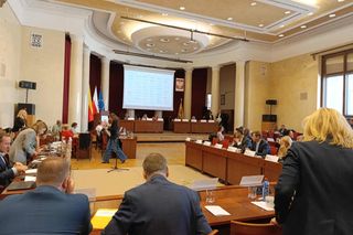 Wiceprezydent Warszawy podał się do dymisji. W tle nocna prohibicja