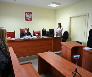 5-miesięczny chłopczyk ze śladami pobicia trafił do szpitala. Sąd ukarał oboje rodziców