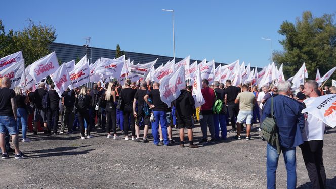 Pikieta pracowników Beko. Pracę straci 1100 osób. „Czujemy się oszukani i sfrustrowani”