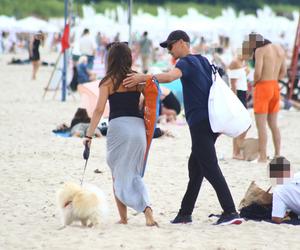 Piotr Żyła i Marcelina Ziętek na plaży