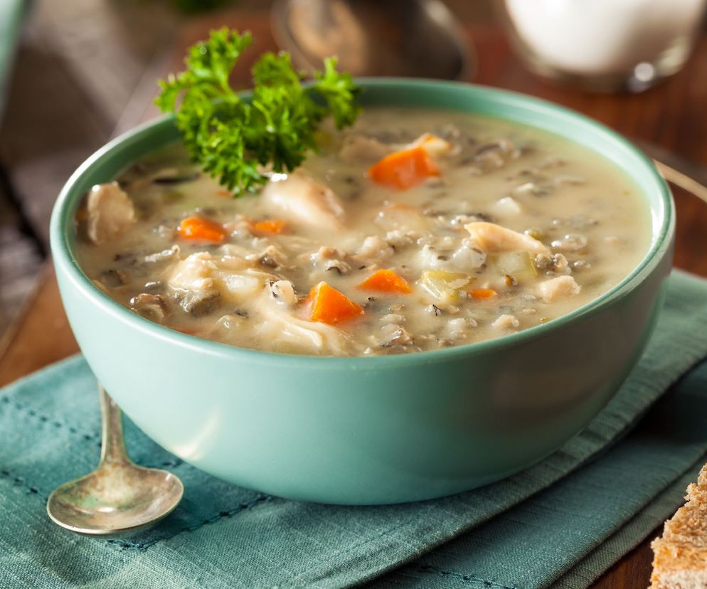 Ryżowa zupa  na kurczaku - najprostszy przepis na zupę o smaku z dzieciństwa