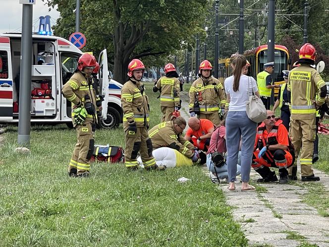 Tragedia w Warszawie. Tramwaj przytrzasnął 4-letniego chłopca i ciągnął po torowisku. Dziecko nie żyje, jego babcia zemdlała