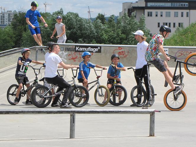 Dziś w Rzeszowie bezpłatne warsztaty jazdy na hulajnogach, rowerach i rowerach BMX