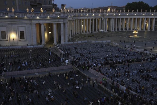 Hołdy na Placu Świętego Piotra.
