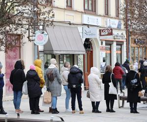 Tłusty Czwartek 2024 w Lublinie. Kolejki po pączki na Krakowskim Przedmieściu