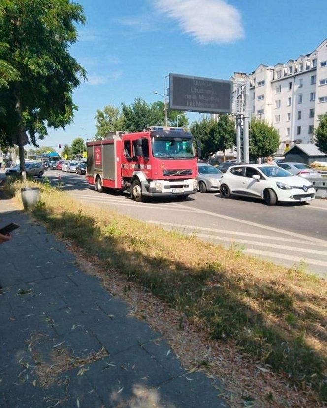 Kraków. Latarnia spadła na przejeżdżający samochód. Chwilę wcześniej doszło tam do wypadku [ZDJĘCIA]