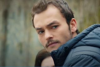 Ege będzie opiekował się Zeynep, a Bulent zacznie podejrzewać, że coś ich łączy.