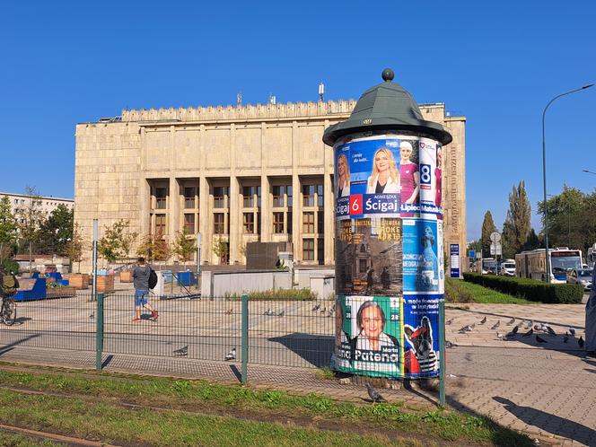 Plakaty wyborcze w Krakowie. Tak politycy promują się w przestrzeni miejskiej