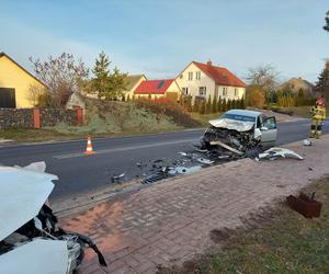 Wypadek w Ambrożowie! Zderzyły się trzy auta, ruch odbywa się wahadłowo