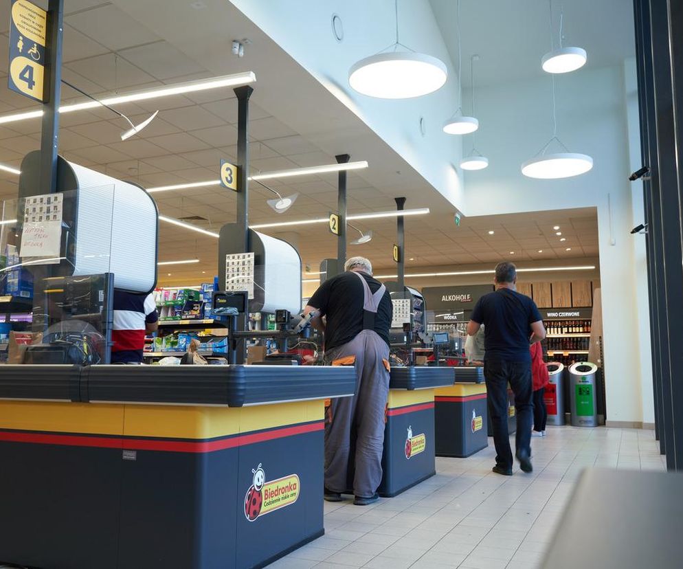 Tyle naprawdę zarabia się na kasie w Biedronce. Sprawdziliśmy zarobki, opadła nam szczęka