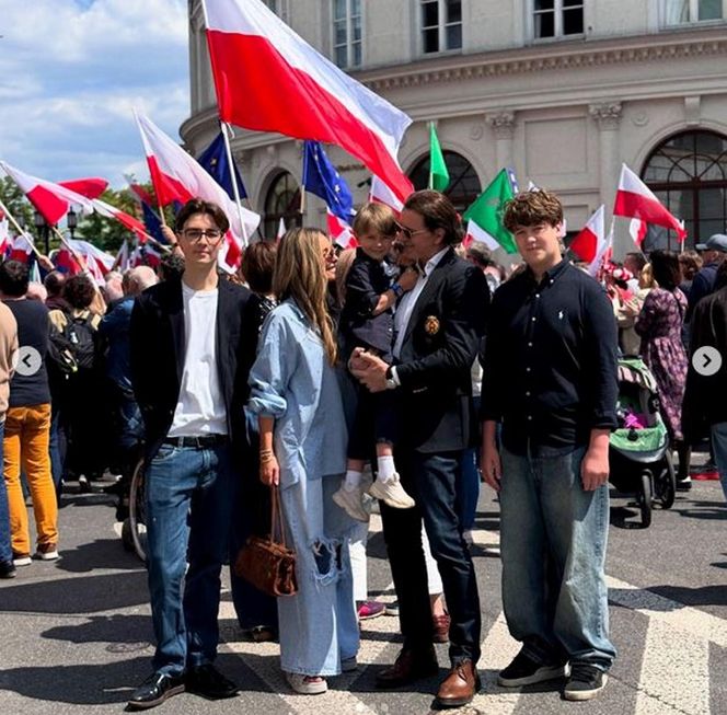 Rozenek w podartych spodniach na marszu